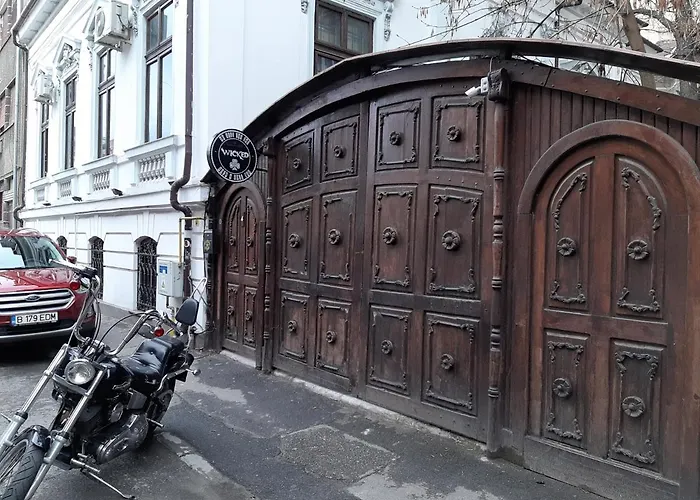 Хостел Carol 51 *